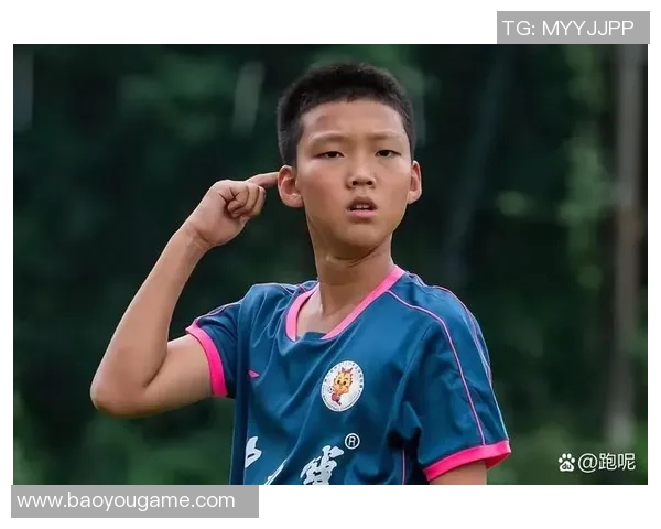 足球明星的帅哥儿子继承父亲光环成新一代球场偶像