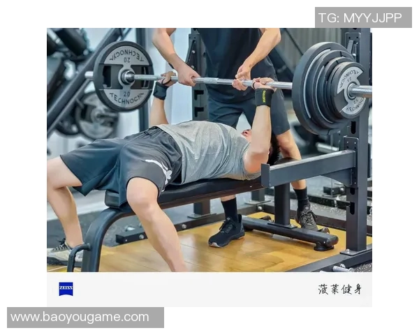 哑铃训练上胸肌的有效方法与技巧分享助你塑造完美胸部线条